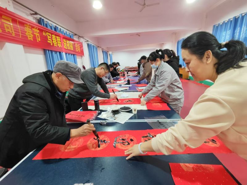 濮陽園區組織開展“寫春聯 送祝?！被顒? class=